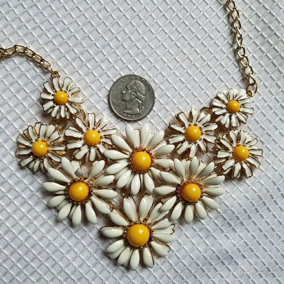 Chunky Daisy Yellow Flower Bib Collar Necklace - Picture 4 of 4